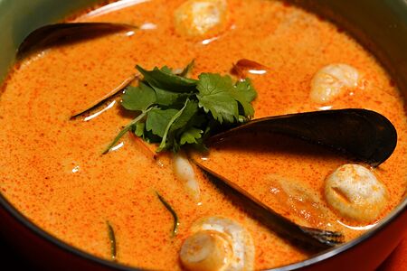 Том ям с морепродуктами