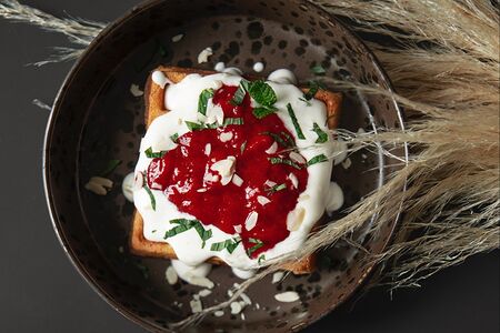 Вафля с клубникой и кокосовым кремом