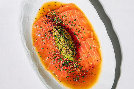 Крудо из лосося с понзу и авокадо