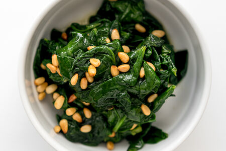 Шпинат с кедровыми орехами