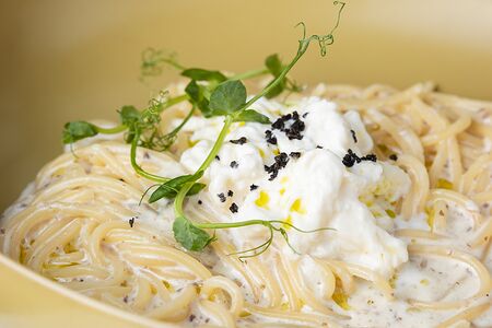 Спагетти со страчателлой и трюфельным маслом