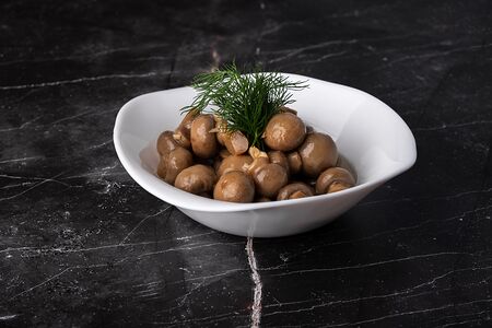 Шампиньоны маринованные