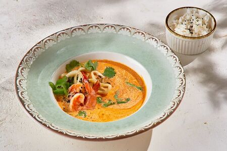 Пряный суп с морепродуктами на кокосовом молоке