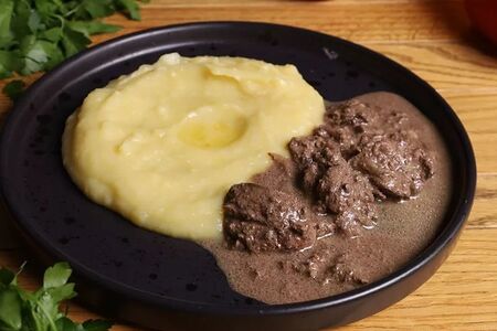 Жареная печень с луком и картофельное пюре