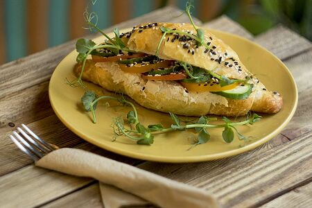 Круассан из слоёного теста на масле с паштетом из индейки