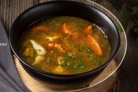 Домашняя уха с печеными овощами, лососем и кальмаром