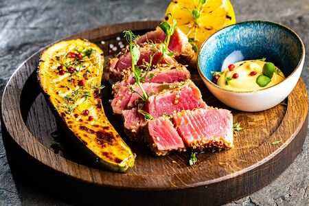 Тунец блюфин в кунжуте с цукини