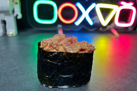 Гункан с тунцом спайси