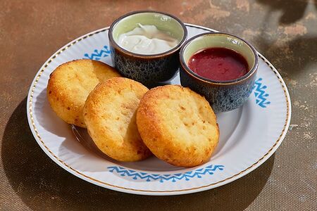 Комбо-завтрак Сырники со сметаной и ягодным джемом