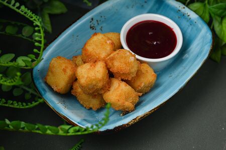 Жареный сулугуни с ягодным соусом