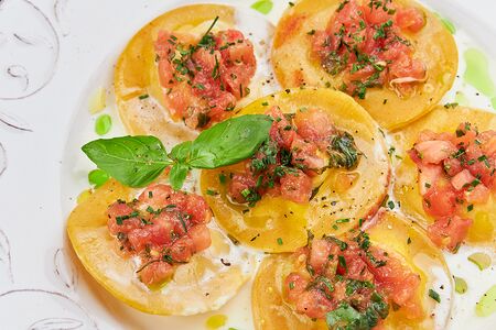 Равиоли с лососем, томатами конфи и базиликом