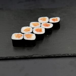 Маки с лососем