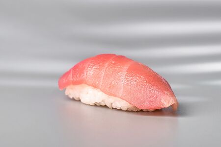 Суши с тунцом