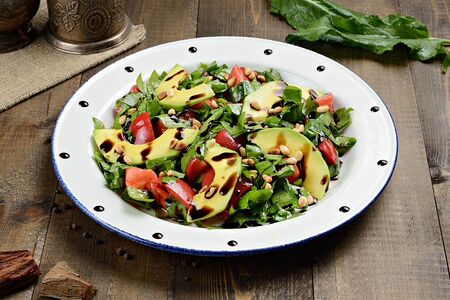 Салат из сладких помидоров со щавелем