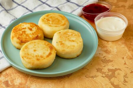 Комбо-сырники с малиновой начинкой