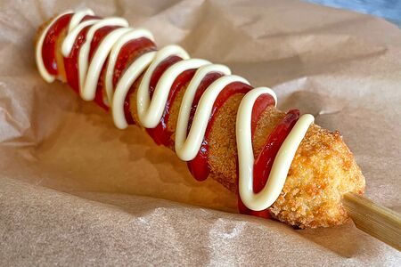 Корн-дог со cвинoй сосиской