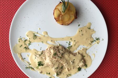 Медальоны из свинины с картофельным гратеном