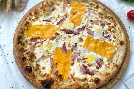 Пицца с беконом, яйцом и сыром