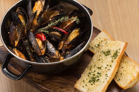 Мидии в сливочном соусе с чесночным хлебом