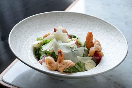 Листья романо с соусом цезарь и креветками