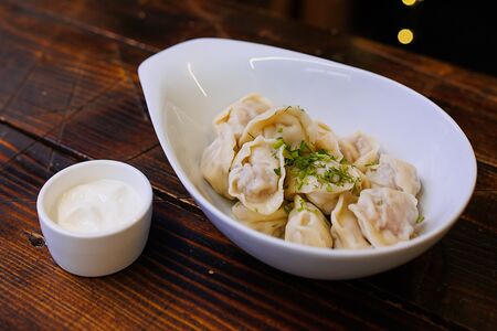 Домашние пельмени со сметаной