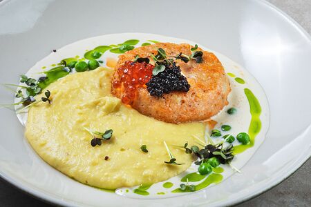 Котлета из лосося, трески и креветок с картофельным кремом