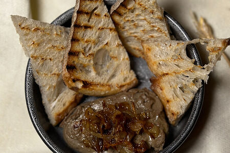 Паштет из куринной печени с луковым конфитюром