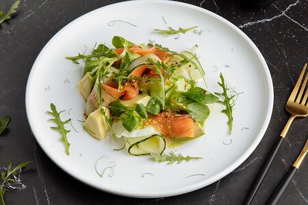 Салат с лососем и авокадо