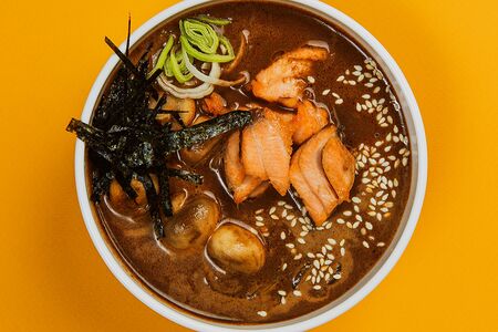 Том ям суп с лососем