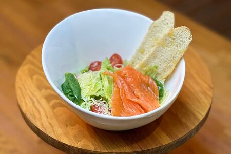 Салат Цезарь с форелью