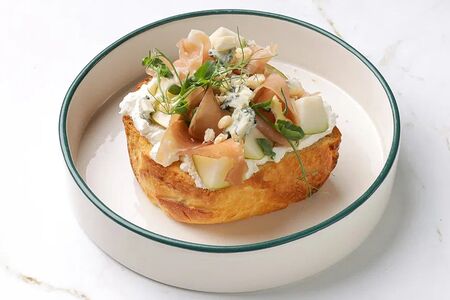 Тост с грушей и прошутто с сыром горгонзола