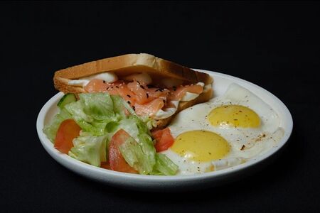 Яичница с лососем