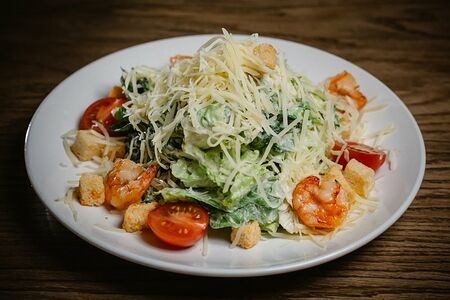 Салат Цезарь с тигровыми креветками