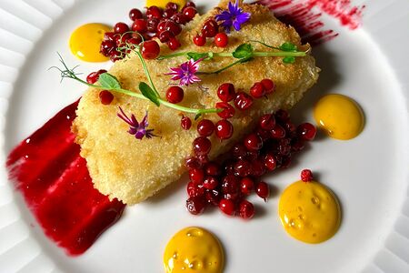 Капустный шницель с соусом манго и мочёной брусникой