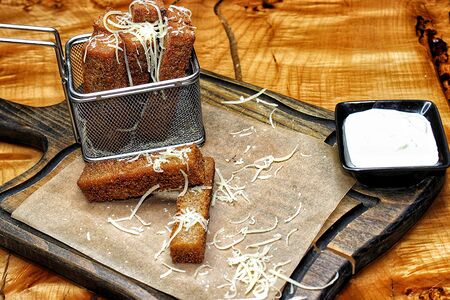 Гренки чесночные с соусом тартар