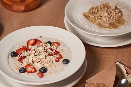 Овсяная каша с ягодами и миндальными лепестками