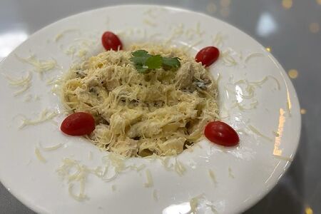 Паста с курицей и грибами в сливочном соусе