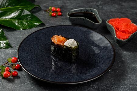 Гункан с лососем и сливочным сыром
