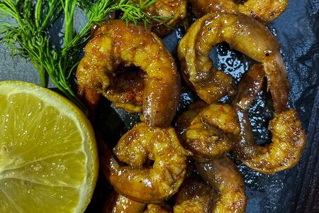 Жаренные, очищенные креветки в тайском соусе