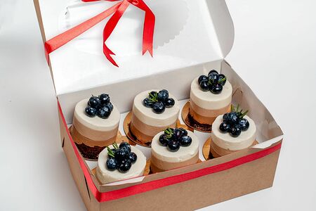 Набор пирожных Три шоколада с голубикой