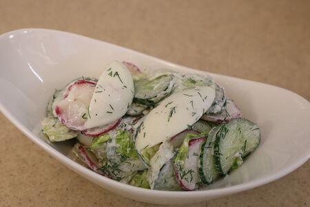 Салат с огурцом и редисом