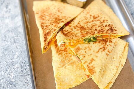 Кесадилья с курицей, соусом гуакамоле и сметаной