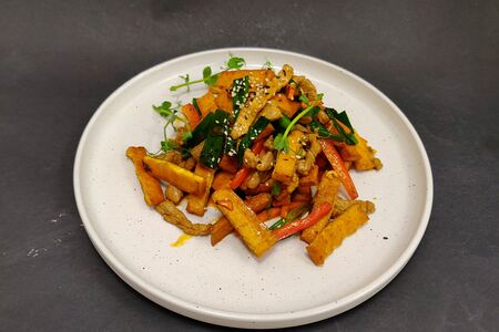 Тофу, жаренный со свининой