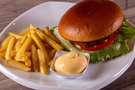 Чикен Бургер и картофель фри