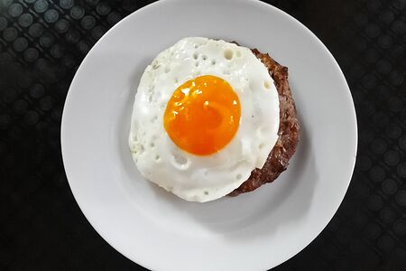 Бифштекс с яйцом