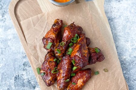 Крылья с соусом чеддер