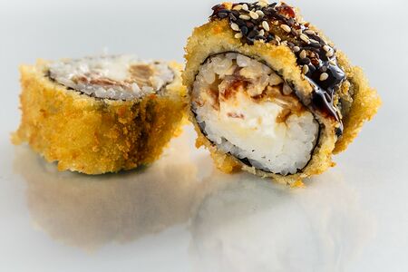 Жареный ролл с угрём