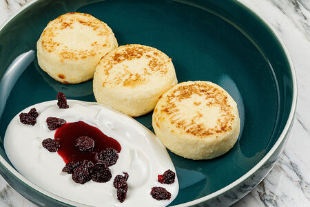 Сырники с вишней и фермерской сметаной