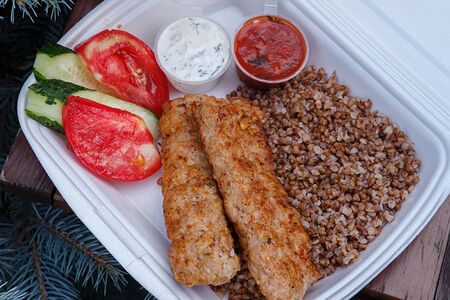 Люля-кебаб куриный с гречкой, помидор, огурец