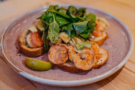 Брускетты с креветками